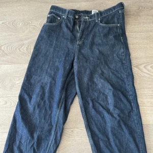 bdg jeans blåa urban outfitters - OBS varan ligger ute på vinted också så skicka dm innan utifall jag inte hunnit tagit bort om den blivit såld!!! blåa bdg jeans från uo. uppsydd av mig så har därav inte kvar originalkanten och är inte heller L30. är också söndertrampade längst ner men inga andra problem. köpt på ou i danmark för ca ett år sen. tror inte det är storlek 34 men W34!
