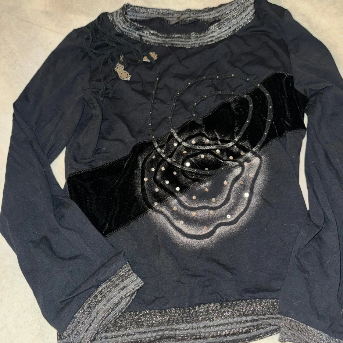 Svart långärmad tröja med unikt mönster - 90