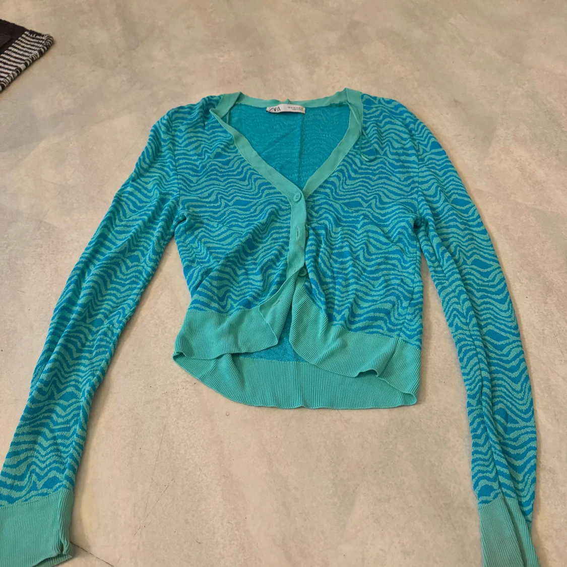 Turkos kofta med vågmönster - 90