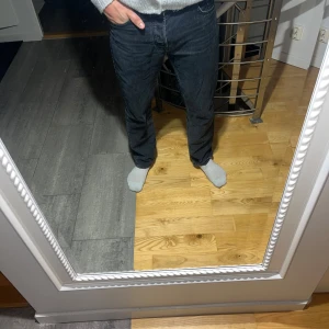 Svarta jeans från Zara - Snygga svarta jeans från Zara med en klassisk design. De har en normal passform och är perfekta för en stilren look. Tillverkade i ett slitstarkt material som ger en bekväm känsla hela dagen.
