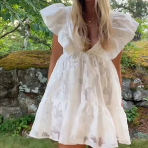 Vit klänning - VÄRLDENS finaste klänning. Öppen rygg med snörning och puffiga ärmar. PERFEKTA studentklänningen. Nypris 2150kr helt ny med prislapp kvar 