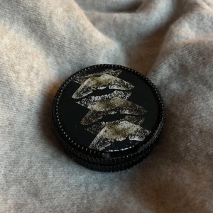 Svart förvaringsdosa med valfri design  - Puss mun dosan✨Perfekt för att förvara småsaker eller som en dekorativ detalj 