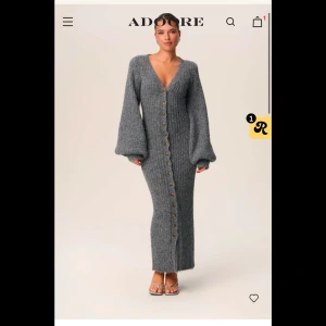 Stickad klänning från Adoore - Slutsåld adoore klänning i storlek 34, lappar och originalförpackning kvar! Kan användas som klänning och kofta🤍