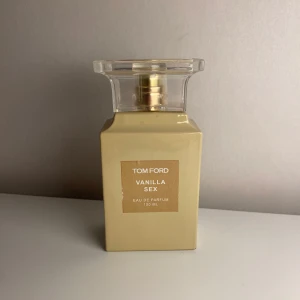 Parfym - Köpte den på plick då den var testad, jag har endast testat den så det är kvar nästan hela. Doft för vaniljälskare. ☺️