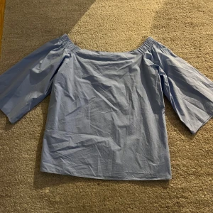 Blå offshoulder topp från & Other Stories - Snygg blå offshoulder topp från & Other Stories i ett mycket bra skick 