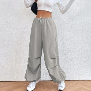 cargopants med snörning - Grå loose / baggy cargopants med snörning runt midjan och dragsko vid benen