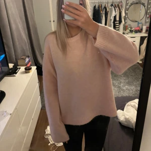 Rosa stickad tröja från Gina Tricot - Mysig rosa stickad tröja från Gina Tricot med rund hals och långa ärmar. Sitter oversized på mig med storlek M. Använd 2 gånger 🩷