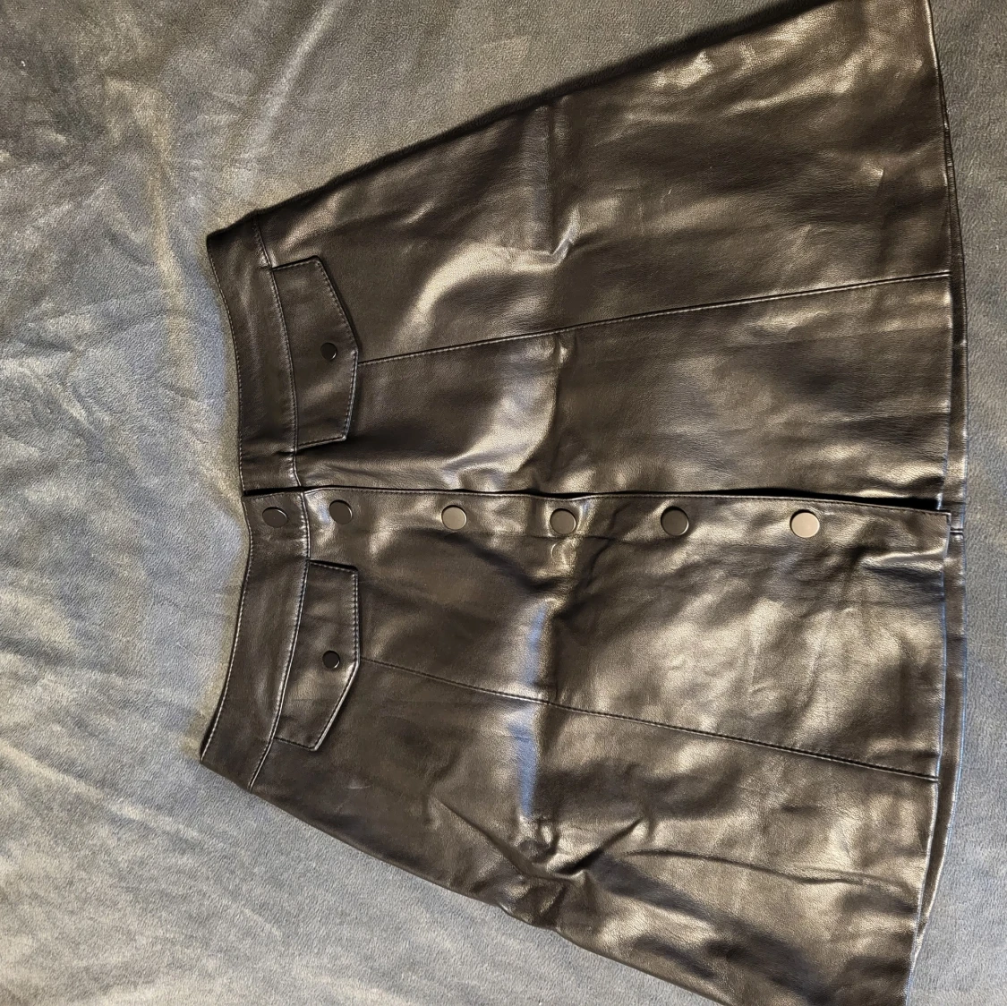 Svart skinnkjol från Divided