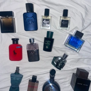 Samling av parfymer från olika märken - En samling av parfymer med olika dofter och design. Inkluderar märken som Dolce & Gabbana, Acqua di Parma och PDM. Perfekt för den som vill ha en varierad doftgarderob.