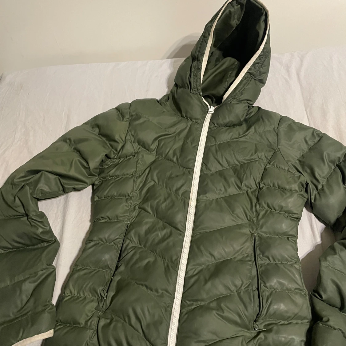 Grön pufferjacka från Adidas