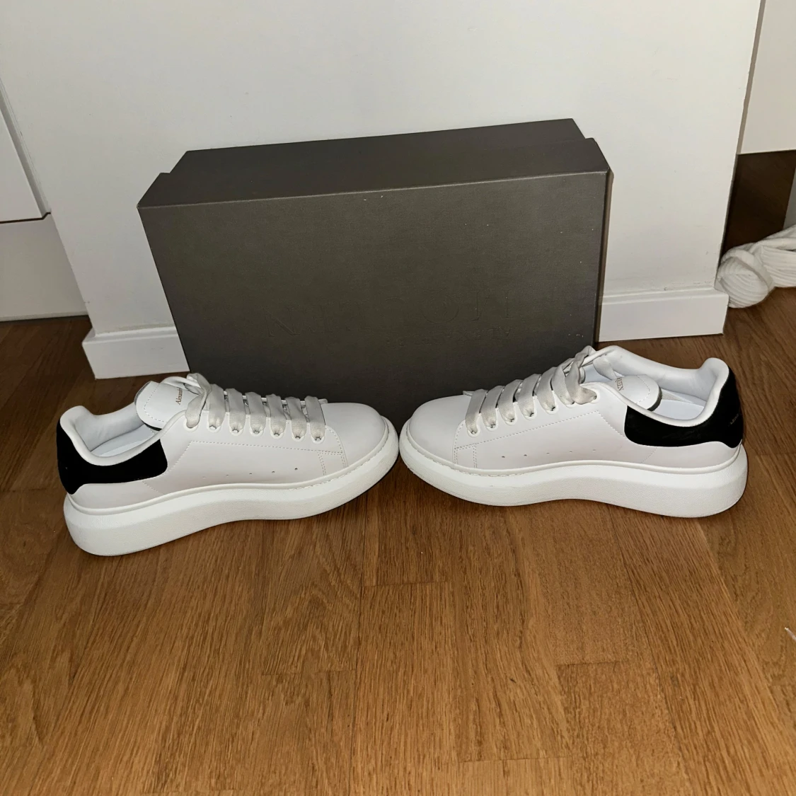 Vita sneakers från Alexander McQueen - 91