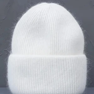 Vit mössa med sidenfoder - Snygg och stilren vit mössa med ribbad design och mjukt sidenfoder. Perfekt för kyliga dagar och ger en lyxig känsla. Passar bra till höst och vinteroutfits.