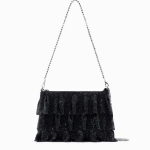 Svart glittrig axelväska med volang - Snygg svart axelväska med glittrande detaljer och volang. Väskan har en kedjerem som ger en elegant touch. Perfekt för att lägga till lite glamour till din outfit. Priset går att diskutera 