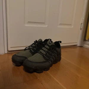Nike Vapormax  - Snygga Nike Vapormax sneakers i en stilren kombination av grönt och svart. Säljer för de inte används så det är inte används så mycket och i gått skick!