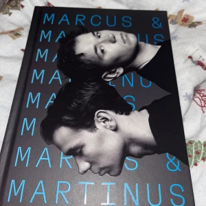 Marcus & Martinus: Två röster, en historia - Jag säljer nu min helt nyköpta signerade bok från Marcus och Martinus. Den har inga defekter alls och anledningen till att jag säljer den är för att jag har tre stycken signerade och behöver inte så många. 