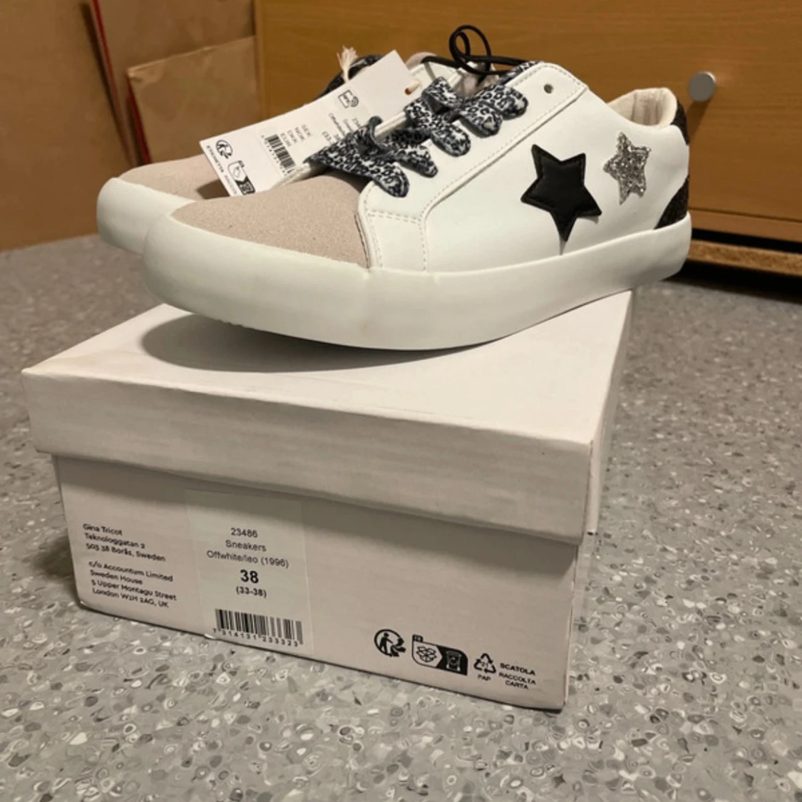 Vita sneakers med stjärndetaljer