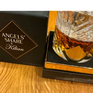 Kilian angels share - Virala parfymer i små testers! Perfekt för den som vill testa innan man köper en stor flaska.  Alla parfymer kommer i en parfymdekant. Valfri porto tillkommer.    Angels share: 3 ml - 140 kr 5 ml 180 kr   Skriv innan du köper 😊 