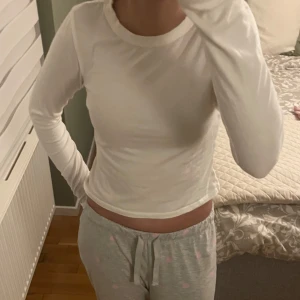 Vit topp - Säljer en vit långärmad topp från h&m i storlek S. Toppen är croppad och jag har bara haft på mig den en gång. 