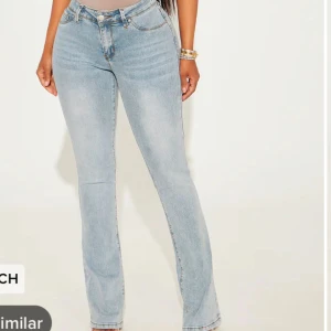 Ljusblå jeans Från Fashionnova - Snygga ljusblå jeans med en klassisk femficksdesign från Fashionnova. De har en straight passform och är perfekta för en avslappnad stil, den är väldigt bekväm och har stretch . Jeansen har en knapp- och dragkedjestängning. Den är ny och aldrig använt då den är för liten på mig men annars är materialet super fint.