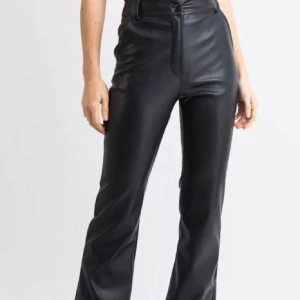 Svarta skinnbyxor - Snygga svarta skinnbyxor med hög midja och bootcut-stil. Perfekta för en trendig look, dessa byxor har en dragkedja och knapp framtill. Jättesnygga att matcha med stickad tröja osv nu under vintern. 🤩❤️😍