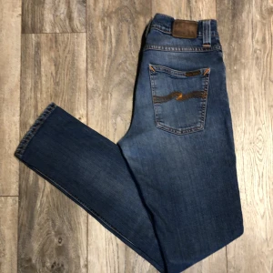 Nudie Jeans  - Nudie Jeans - Pris: 399kr - Storlek: W29 L32 / Längd: 98cm Midja: 34cm - Bra skick utan defekter 8/10 - Hör av er för mer information!