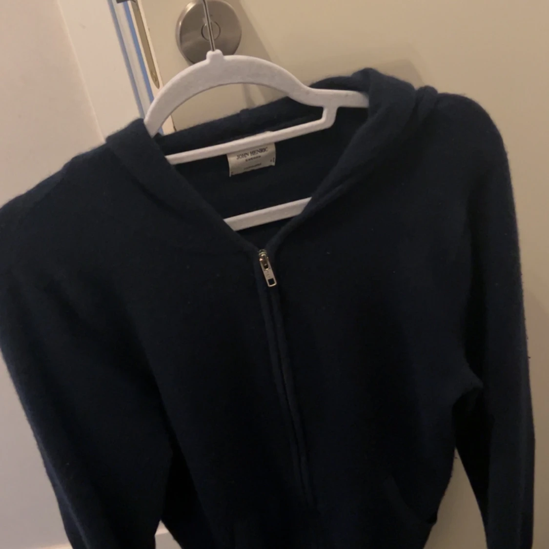 Mörkblå kashmir hoodie från John Henric