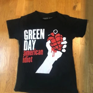 Green Day t-shirt - Green day t-shirt som är i bra skick, det finns däremot en liten defekt som syns i sista bilden som är fixad nu :)