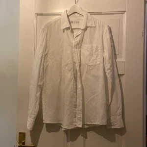 Säljer en jättefin vit långärmad linneskjorta från Zara herrmodell 🤍 - Säljer åt min bror, stilren vit långärmad skjorta i linne från Zara, storlek M👍🏻Skjortan har en klassisk krage och en bröstficka. Perfekt till våren/sommaren🌸. Tillverkad i ett lätt, svalt och bekvämt material, knappt andvänd och har inga hål eller nått👌🏻skriv om funderingar, lämna gärna omdöme om köpt och priset kan diskuteras🤍