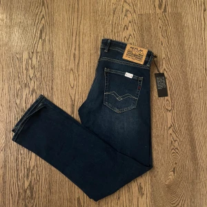 Oanvända Replay Grover Jeans - Skick: 10/10 Nypris: 1699kr Storlek: W30 L30.  Allt original medkommer