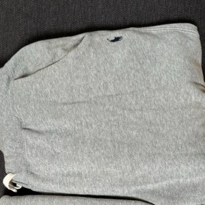 Grå mjukisbyxor från Polo Ralph Lauren - Grå Polo Ralph Lauren mjukis/jogger byxa. Den är använd men i gott skick och tidigare köpt hos Kids Brandstore därav storleken pả sista bilden. Är själv vuxen och skulle säga att den är runt Medium i vuxen storlek.