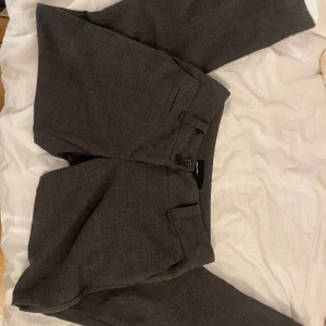 vintage Low waist bootcut kostymbyxor - Säljer dessa lågmidjade bootcut kostymbyxor då de inte passar mig💞De är definitivt bootcut även om bilden inte visar så tydligt. Står strl 34 men skulle säga mer S/M. DM för mer info och mått 🤗 kan tyvärr inte ge bilder på då de inte passar. 