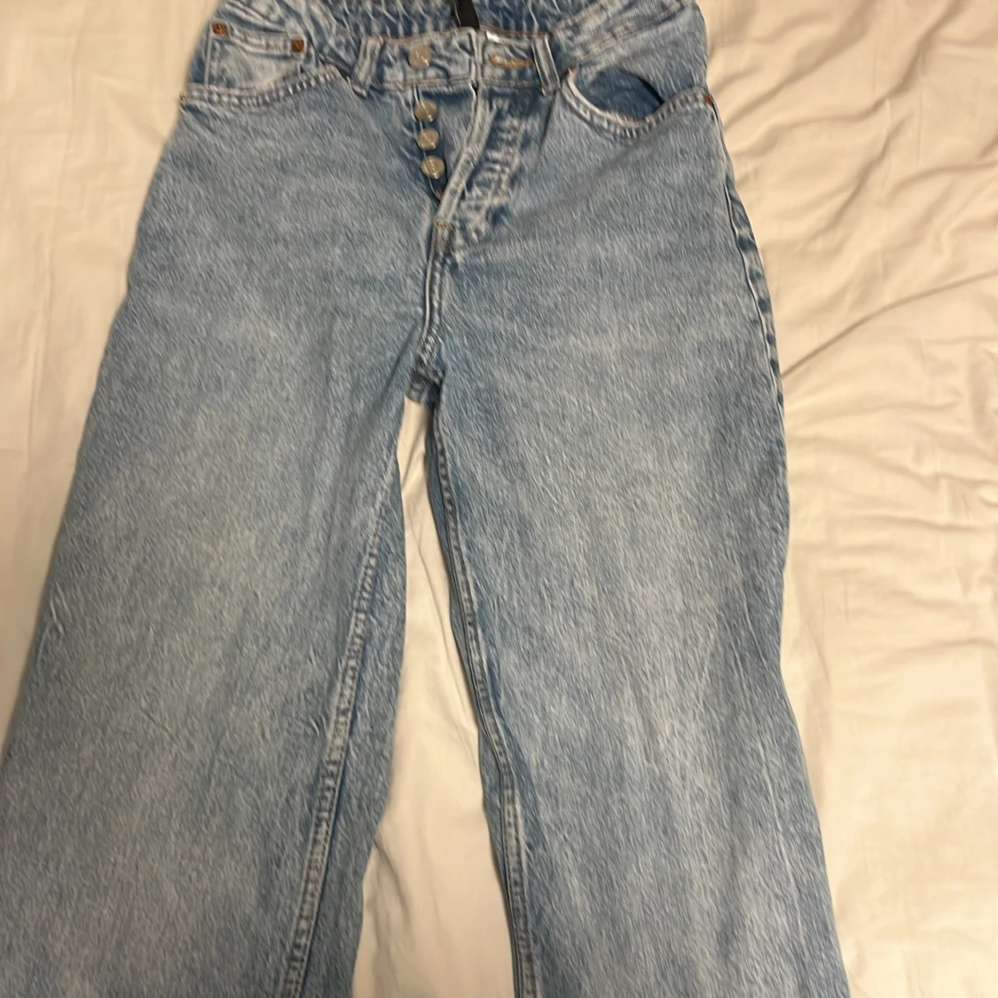 Blå jeans med knappar