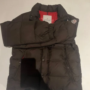 Grön/Brun Moncler Jacka - Vintage Moncler Puffer jacka / dunjacka i strl 152cm / 12-13 Passar 160, Pris kan diskuteras.