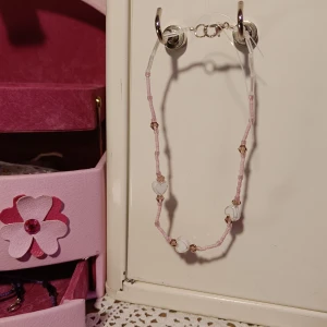 Rosa halsband med hjärtan - Handgjort halsband/choker 🍬🤍🤍🤍🍬 Halsbandet längd är ca 29 cm