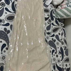 Klänning - Klänning från Nelly. I en krämig beige/vit färg. Är i storlek S. Köptes för 389kr. Aldrig tidigare använd. Har dessutom etiketten kvar på.
