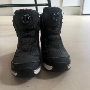 Svarta vinterskor från Viking - Säljer ett par svarta boots från Viking med BOA-snörning och robust sula. Perfekta för vintern med sin slitstarka design och bekväma passform.