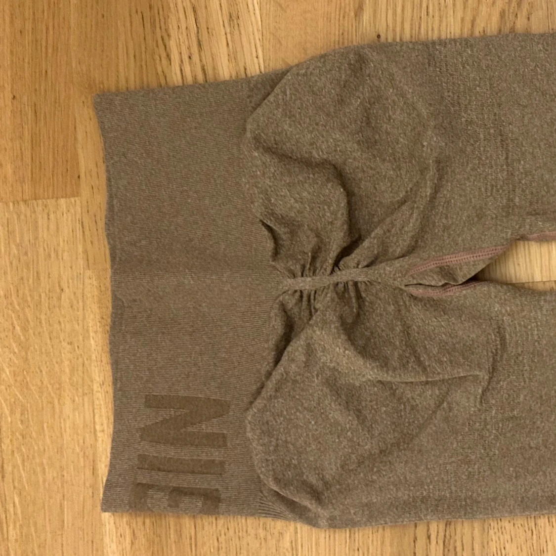 Bruna leggings med textdetalj - 90