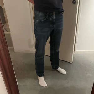 Nudie jeans - mörkblå - Storlek: w29 l32 Modell: Steady Eddie II  Regular fit Köpt för 1600kr Drygt ett halvår sedan inköp Bra skick Mörkblå tvätt  