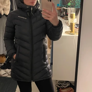 Peak performance down parka - Peak performance dun parka i gott skick. Säljer då jag inte använder den. Modell frost down parka. 