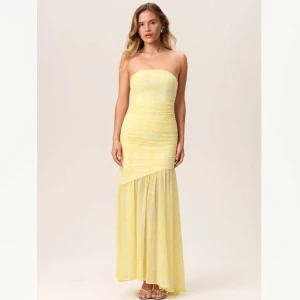 Adoore klänning  - Världens finaste klänning från adoore. Endast använt en gång så är i nyskick. Jag bjuder på frakten 💛