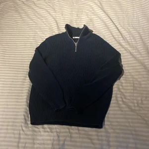 Marinblå halfzip från Zara - Snygg mörkblå ribbad tröja från Zara med dragkedja vid halsen. Perfekt för kyligare dagar med sin stilrena design och långa ärmar.