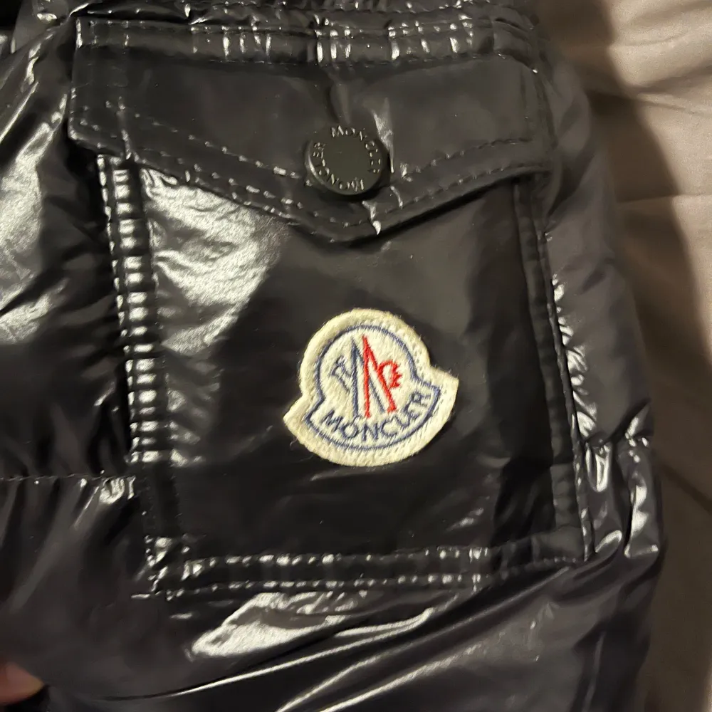 Svart Moncler Maya jacka jag köpte här på plick men den va förstor för mig. De e M men skulle säga att den passar mer en L. Jag har endast testat den! Priset är ej hugget i sten. Takit.