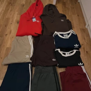Adidas paket - Säljer två Adidas originals hoodies, två tshirts och 5 byxor i olika färger. Allt i storlek M. Vissa helt nya vissa använda fåtal gånger. Nypris på allt 5850kr
