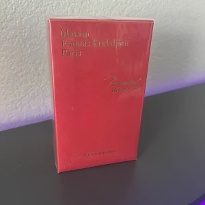 Maison Francis Kurkdjian Baccarat Rouge 540 Extrait de Parfum - Lyxig parfym från Maison Francis Kurkdjian i en elegant röd förpackning. Baccarat Rouge 540 Extrait de Parfum erbjuder en intensiv och förförisk doftupplevelse. Perfekt för den som söker något exklusivt och sofistikerat.