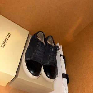 Lanvins - Säljer ett par lanvins i extremt bra skick. Behöver bara rengöra den vita sulan sen blir de som helt nya. Har tyvärr ej box eller något då jag köpte de av en vän som tappade bort allting när de skulle flytta. Skorna är i storlek 43