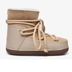 Beige boots från Inuikii - Säljer ett par jättesnygga skor som är perfekta till vintern då de är för små, från inuikii. De är bra skick förutom att de har en liten defekt på vänster hälen inne i skon men det är inget man märker. Använd jättegärna köp nu och skriv om ni har frågor💕funkar också att ha tjocka strumpor i.