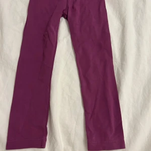 Lila leggings från Mexx - Säljer ett par lila leggings från Mexx i storlek 98. De är mjuka och bekväma, perfekta för lek och vardag. Elastisk midja för enkel på- och avtagning. De kommer tvättas och strykas innan de skickas! ⭐️