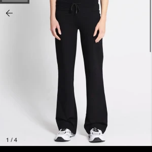 Svarta mjukisbyxor med snörning - Snygga och bekväma svarta mjukisbyxor med snörning i midjan. Perfekta för en avslappnad stil. Byxorna har en bootcut passform som ger en modern touch. Orginal pris 200