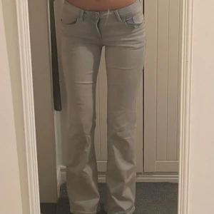 Lågmidjade bootcut jeans - Snygga ljusblå bootcut jeans med låg midja, älskar och hade inte sålt om de inte va lite korta för mig! Innerbenslängd 78cm Midjemått 37cm🩷