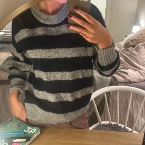 Randig stickad tröja - Mysig stickad tröja med breda svarta och grå ränder från zara och använd en gång och passar en s lika br 